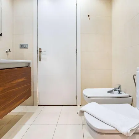Pl Universitat Comfortable 3Bd With Private Patio *